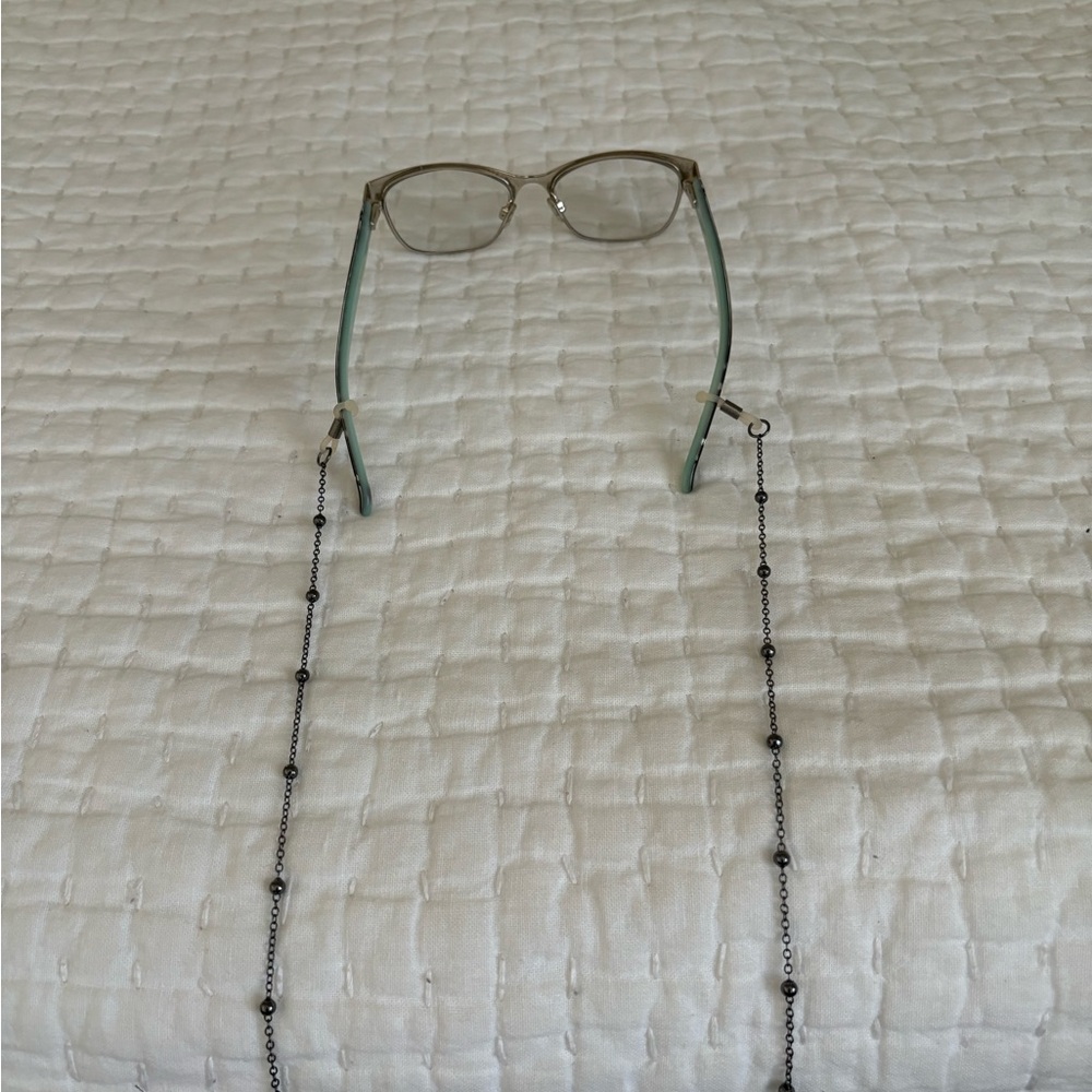 TWO FOSTER GRANT EYEWEAR CHAINS. BLACK PEARL-LIKE BEADS AND CHAIN. DELICATE LOOK - Picture 3 of 5